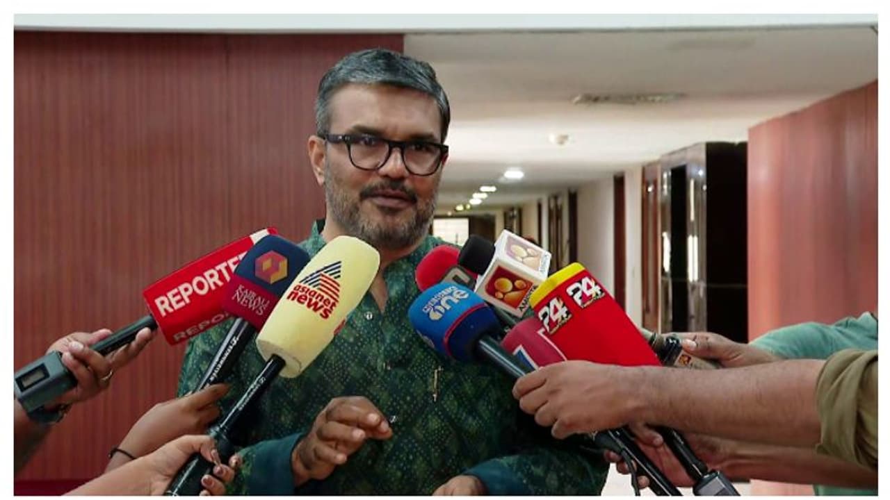 പ്രതിഭ എംഎൽഎയുടെ മകനെതിരായ കേസിന് പിന്നാലെ എക്സൈസ് കമ്മീഷണർക്ക് സ്ഥലമാറ്റം; പ്രതികരിച്ച് മന്ത്രി എംബി രാജേഷ്