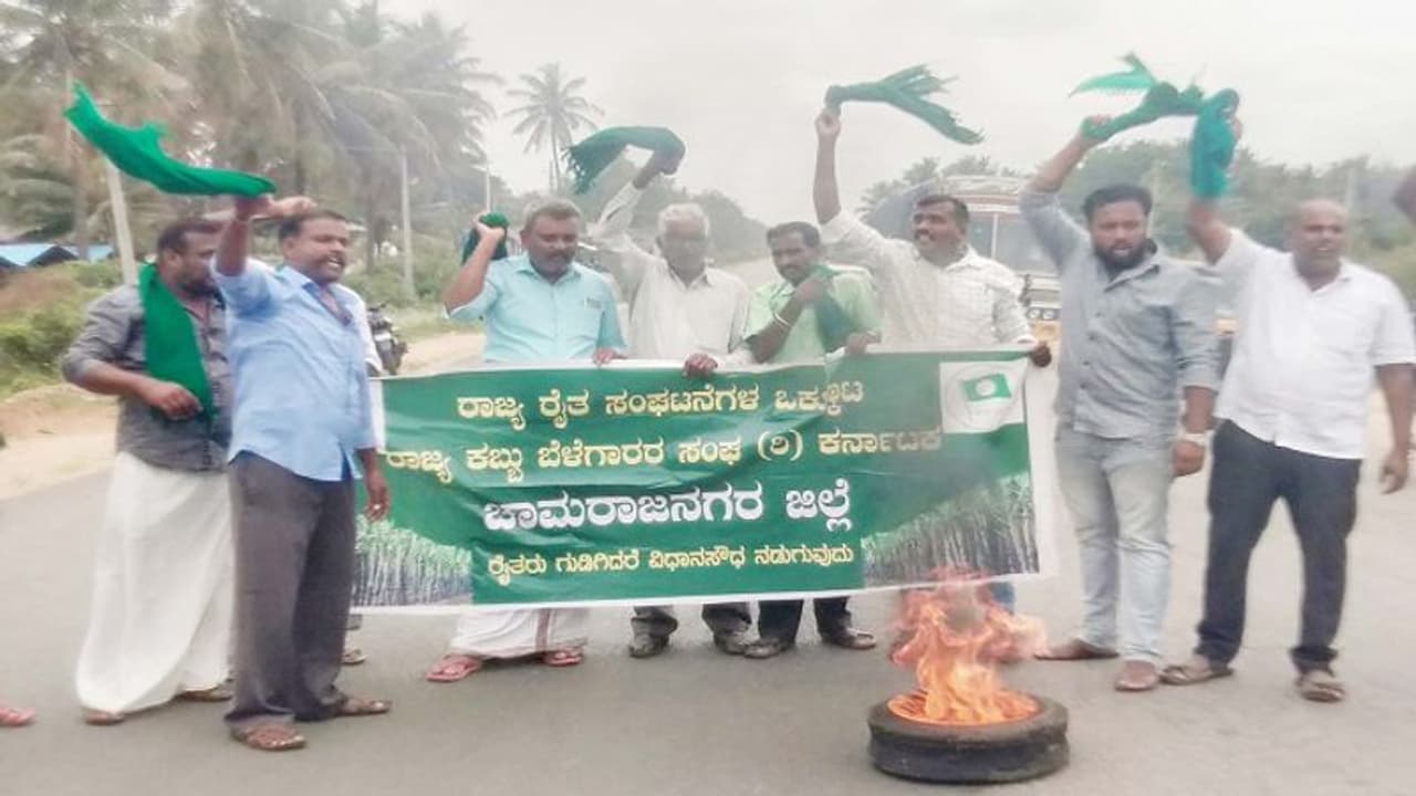 ತಮಿಳುನಾಡಿಗೆ ಕಾವೇರಿ ನೀರು: ಸುಪ್ರೀಂ ತೀರ್ಪು ಖಂಡಿಸಿ ರೈತ ಒಕ್ಕೂಟದಿಂದ ಹೆದ್ದಾರಿ ತಡೆ ತಮಿಳುನಾಡಿಗೆ ಕಾವೇರಿ ನೀರು: ಸುಪ್ರೀಂ ತೀರ್ಪು ಖಂಡಿಸಿ ರೈತ ಒಕ್ಕೂಟದಿಂದ ಹೆದ್ದಾರಿ ತಡೆ