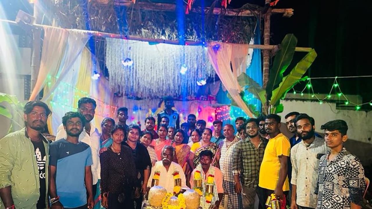 ಗಣೇಶನ ನೈವೇದ್ಯದ ಪ್ರಸಾದಕ್ಕೆ ಫುಲ್ ಡಿಮ್ಯಾಂಡ್: 32 ಸಾವಿರಕ್ಕೆ ಲಡ್ಡು ಹರಾಜು ಗಣೇಶನ ನೈವೇದ್ಯದ ಪ್ರಸಾದಕ್ಕೆ ಫುಲ್ ಡಿಮ್ಯಾಂಡ್: 32 ಸಾವಿರಕ್ಕೆ ಲಡ್ಡು ಹರಾಜು