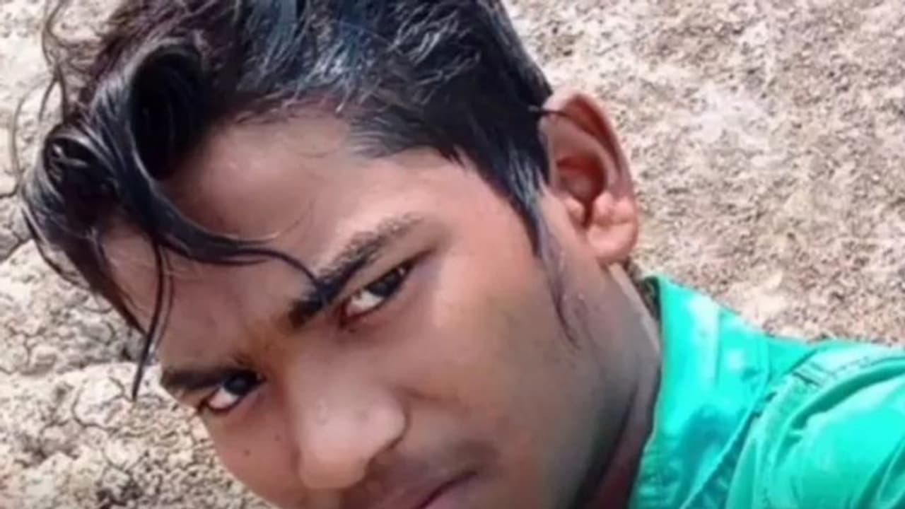 நாம இருக்கிற கஷ்டத்துக்கு லவ் எல்லாம் தேவையா? கண்டித்த பெற்றோர்! ஸ்டேட்டஸ் வைத்து விட்டு இளைஞர் தற்கொலை..! நாம இருக்கிற கஷ்டத்துக்கு லவ் எல்லாம் தேவையா? கண்டித்த பெற்றோர்! ஸ்டேட்டஸ் வைத்து விட்டு இளைஞர் தற்கொலை..!