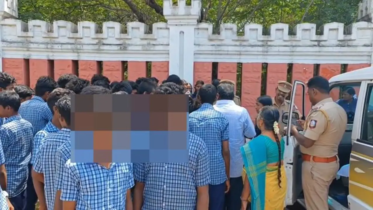 பணியிட மாற்றம் செய்யப்பட்ட ஆசிரியர்களுக்காக ஆட்சியர் அலுவலகத்தை அலறவிட்ட மாணவர்கள்