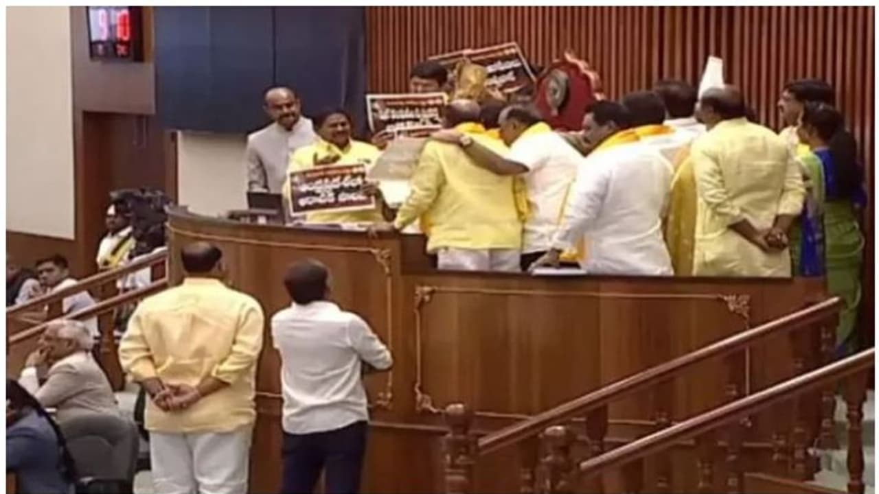 ആന്ധ്രാപ്രദേശ് നിയമസഭയിൽ നാടകീയ പ്രതിഷേധം; പ്ലക്കാർഡുകളുമായി സ്പീക്കറുടെ പോഡിയത്തിന് മുകളിൽ കയറി