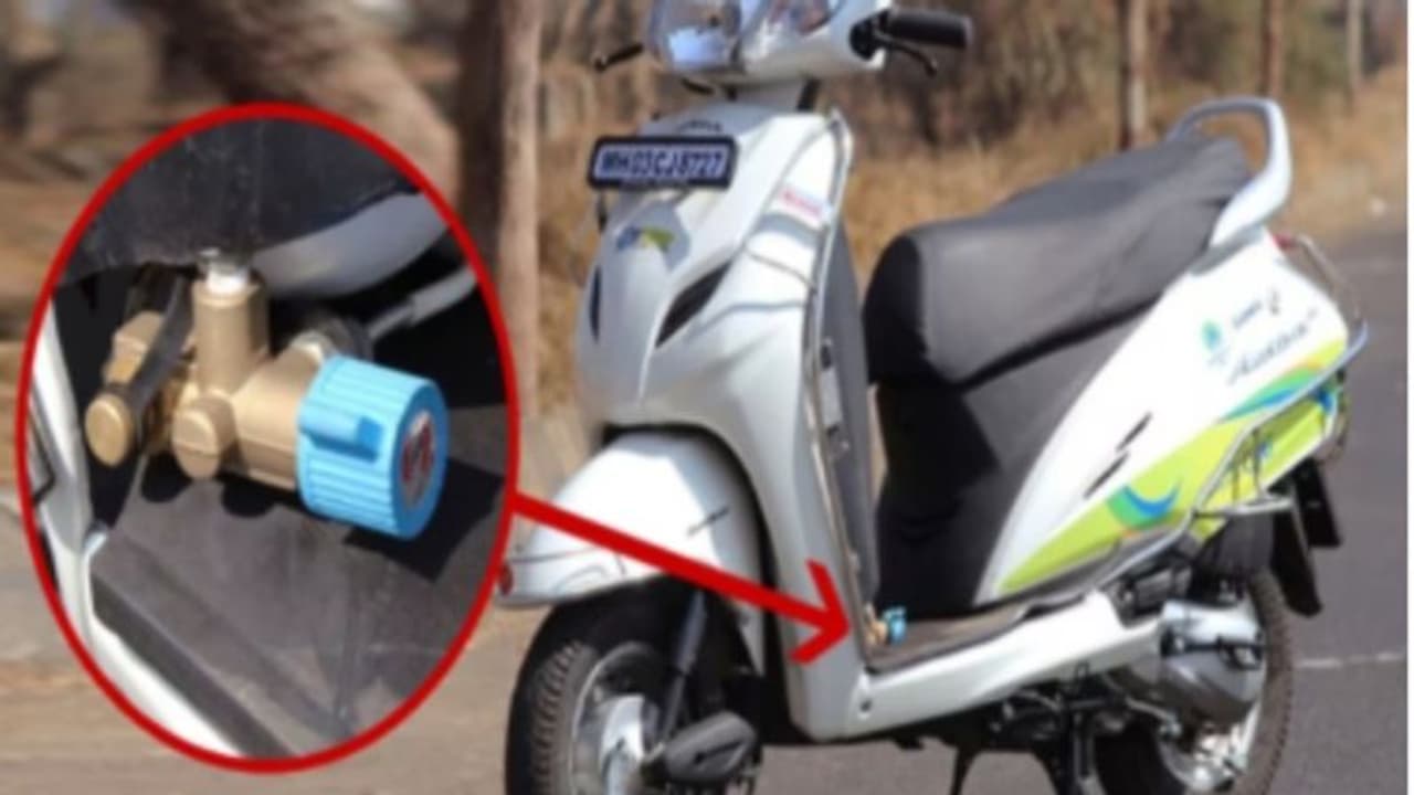 ഈ 'സ്വിച്ച്' ഫിറ്റ് ചെയ്താല് സ്കൂട്ടറിന് 100 കിമീ മൈലേജ് ഉറപ്പ്; ഒരു കിമീ പോകാൻ വെറും 70 പൈസ മാത്രം! ഈ 'സ്വിച്ച്' ഫിറ്റ് ചെയ്താല് സ്കൂട്ടറിന് 100 കിമീ മൈലേജ് ഉറപ്പ്; ഒരു കിമീ പോകാൻ വെറും 70 പൈസ മാത്രം!