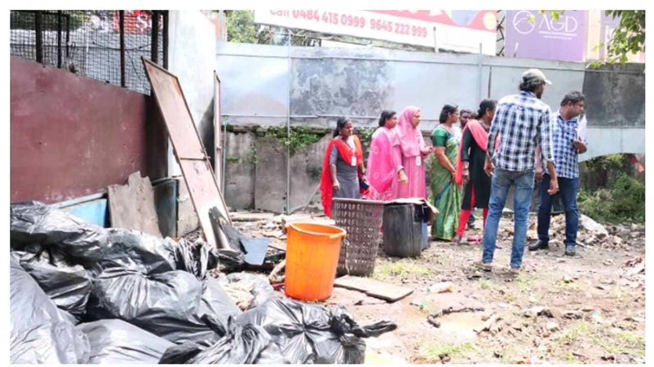 ശുചിത്വമില്ല, മാലിന്യം കുമിഞ്ഞുകൂടി ദുര്‍ഗന്ധം; കെഎസ്ആര്‍ടിസി സ്റ്റാന്‍ഡിലെ കാന്റീന്‍ അടച്ചുപൂട്ടാന്‍ നോട്ടീസ്