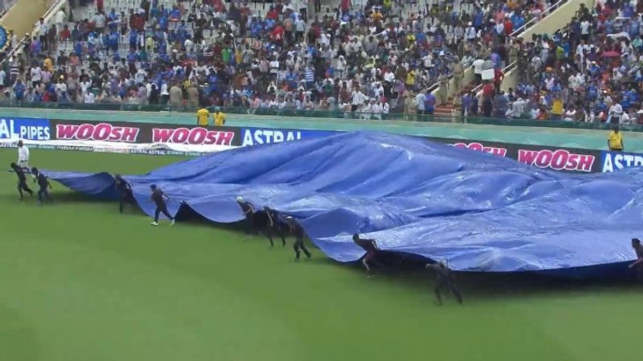 India vs Australia ODI Match: அடிச்ச காத்துக்கு கரண்டே இல்லாம போச்சு; இதுல மழை வேறு….போட்டி பாதிப்பு! India vs Australia ODI Match: அடிச்ச காத்துக்கு கரண்டே இல்லாம போச்சு; இதுல மழை வேறு….போட்டி பாதிப்பு!