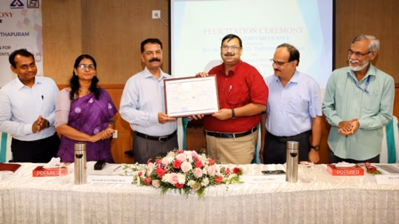 അഭിമാനമായി ഈ പൊതുമേഖലാ സ്ഥാപനം; നേട്ടം ബ്ലഡ് ബാഗുകള്ക്ക് ബിഐഎസ് അംഗീകാരം ലഭിക്കുന്ന രാജ്യത്തെ ആദ്യ കമ്പനിയായി അഭിമാനമായി ഈ പൊതുമേഖലാ സ്ഥാപനം; നേട്ടം ബ്ലഡ് ബാഗുകള്ക്ക് ബിഐഎസ് അംഗീകാരം ലഭിക്കുന്ന രാജ്യത്തെ ആദ്യ കമ്പനിയായി