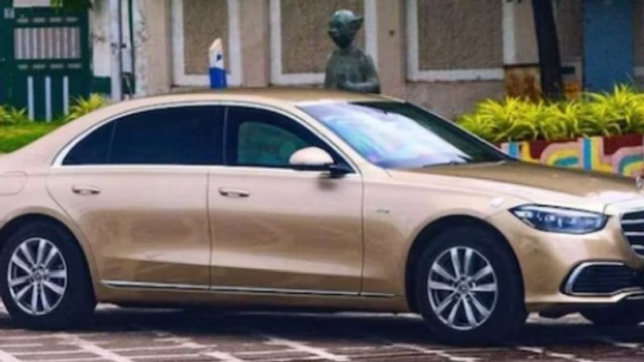 കോടികളുടെ ബുള്ളറ്റ് പ്രൂഫ് കാറുമായി അംബാനിയുടെ വാഹനവ്യൂഹം, 'സ്വർണ്ണ' മെഴ്സിഡസ് സെഡാൻ നോക്കൂ! കോടികളുടെ ബുള്ളറ്റ് പ്രൂഫ് കാറുമായി അംബാനിയുടെ വാഹനവ്യൂഹം, 'സ്വർണ്ണ' മെഴ്സിഡസ് സെഡാൻ നോക്കൂ!