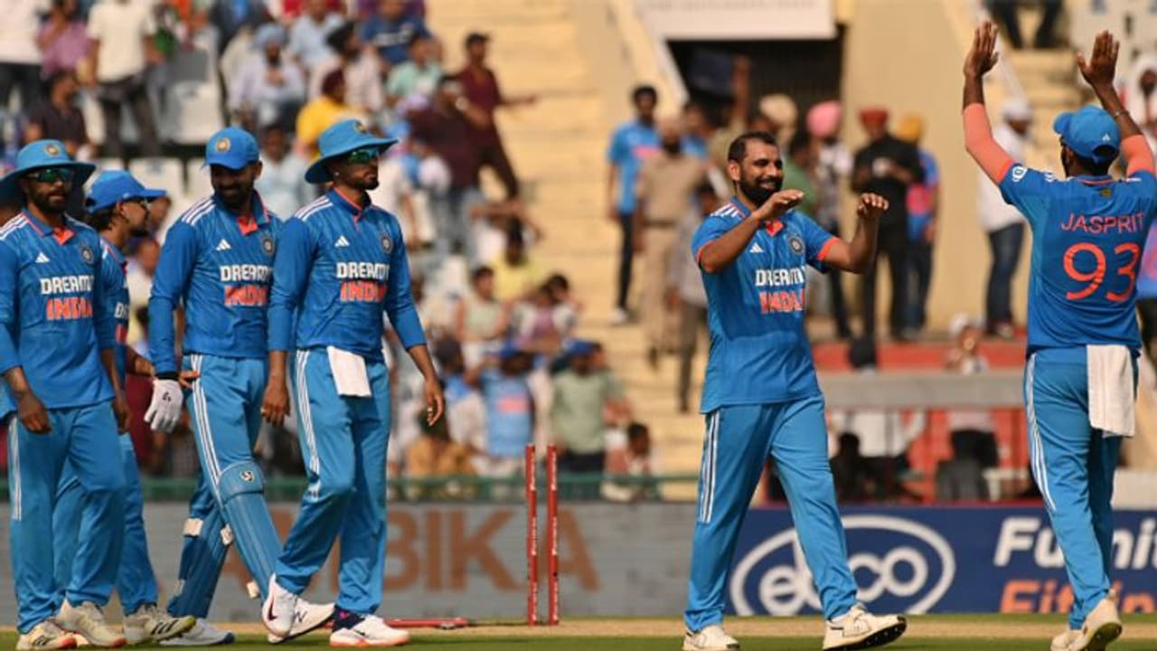 IND vs AUS 1st ODI Match Live Score:93 ஒருநாள் போட்டிகளுக்குப் பிறகு முகமது ஷமி அதிக விக்கெட் கைப்பற்றி சாதனை!