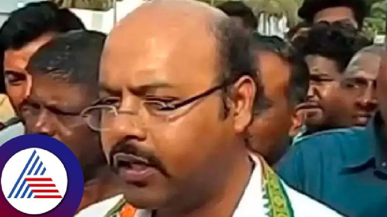 ಮಡಿವಾಳ ಸಮುದಾಯಕ್ಕೆ ನನ್ನ ತಂದೆ ಸ್ವತಃ ಕೈಯಿಂದ ಕುಕ್ಕರ್ ಕೊಟ್ಟಿಲ್ಲ; ಉಲ್ಟಾ ಹೊಡೆದ ಸಿಎಂ ಪುತ್ರ ! ಮಡಿವಾಳ ಸಮುದಾಯಕ್ಕೆ ನನ್ನ ತಂದೆ ಸ್ವತಃ ಕೈಯಿಂದ ಕುಕ್ಕರ್ ಕೊಟ್ಟಿಲ್ಲ; ಉಲ್ಟಾ ಹೊಡೆದ ಸಿಎಂ ಪುತ್ರ !