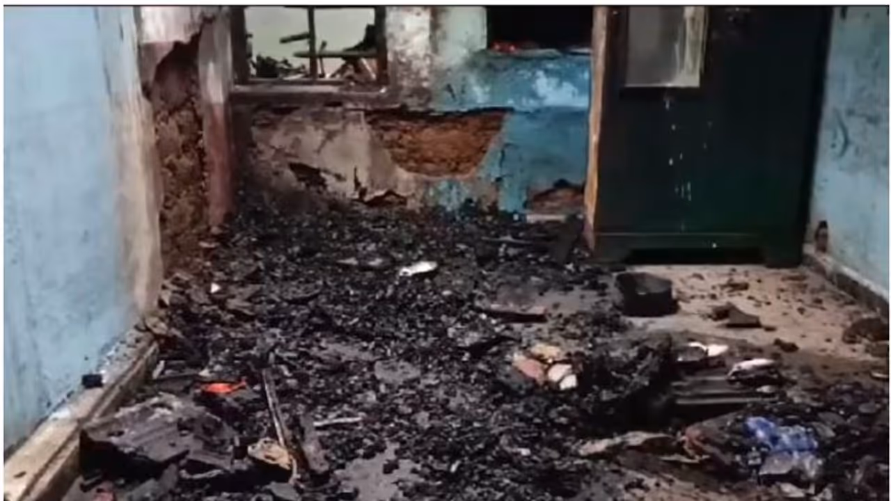 തെങ്കര പറശ്ശേരിയിൽ വീട് കത്തി നശിച്ചു; 'വികലാംഗനായ വീട്ടുടമയും അയൽവാസികളും രക്ഷപ്പെട്ടത് അത്ഭുതകരമായി' തെങ്കര പറശ്ശേരിയിൽ വീട് കത്തി നശിച്ചു; 'വികലാംഗനായ വീട്ടുടമയും അയൽവാസികളും രക്ഷപ്പെട്ടത് അത്ഭുതകരമായി'