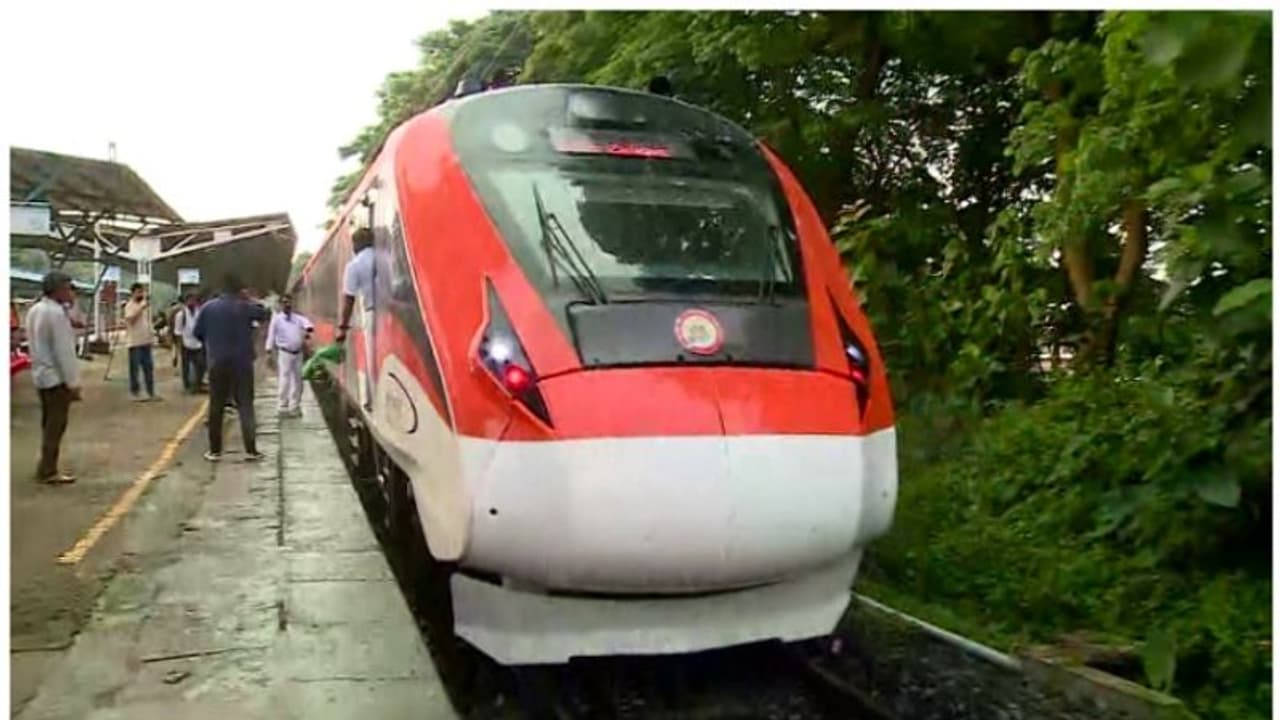 യാത്രക്കാരുടെ ശ്രദ്ധയ്ക്ക്, പുതിയ വന്ദേഭാരത് എക്സ്പ്രസിന്റെ സമയക്രമം ഇങ്ങനെ... യാത്രക്കാരുടെ ശ്രദ്ധയ്ക്ക്, പുതിയ വന്ദേഭാരത് എക്സ്പ്രസിന്റെ സമയക്രമം ഇങ്ങനെ...