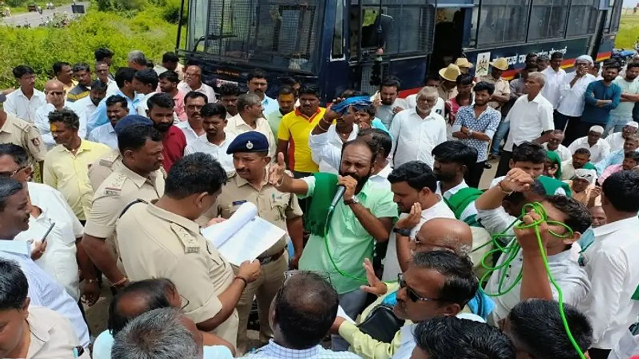 ಚಿಕ್ಕೋಡಿ: ಕಾಲುವೆಗೆ ಬಾರದ ನೀರು, ಸರ್ಕಾರದ ವಿರುದ್ಧ ಸಿಡಿದೆದ್ದ ರೈತರು ಚಿಕ್ಕೋಡಿ: ಕಾಲುವೆಗೆ ಬಾರದ ನೀರು, ಸರ್ಕಾರದ ವಿರುದ್ಧ ಸಿಡಿದೆದ್ದ ರೈತರು