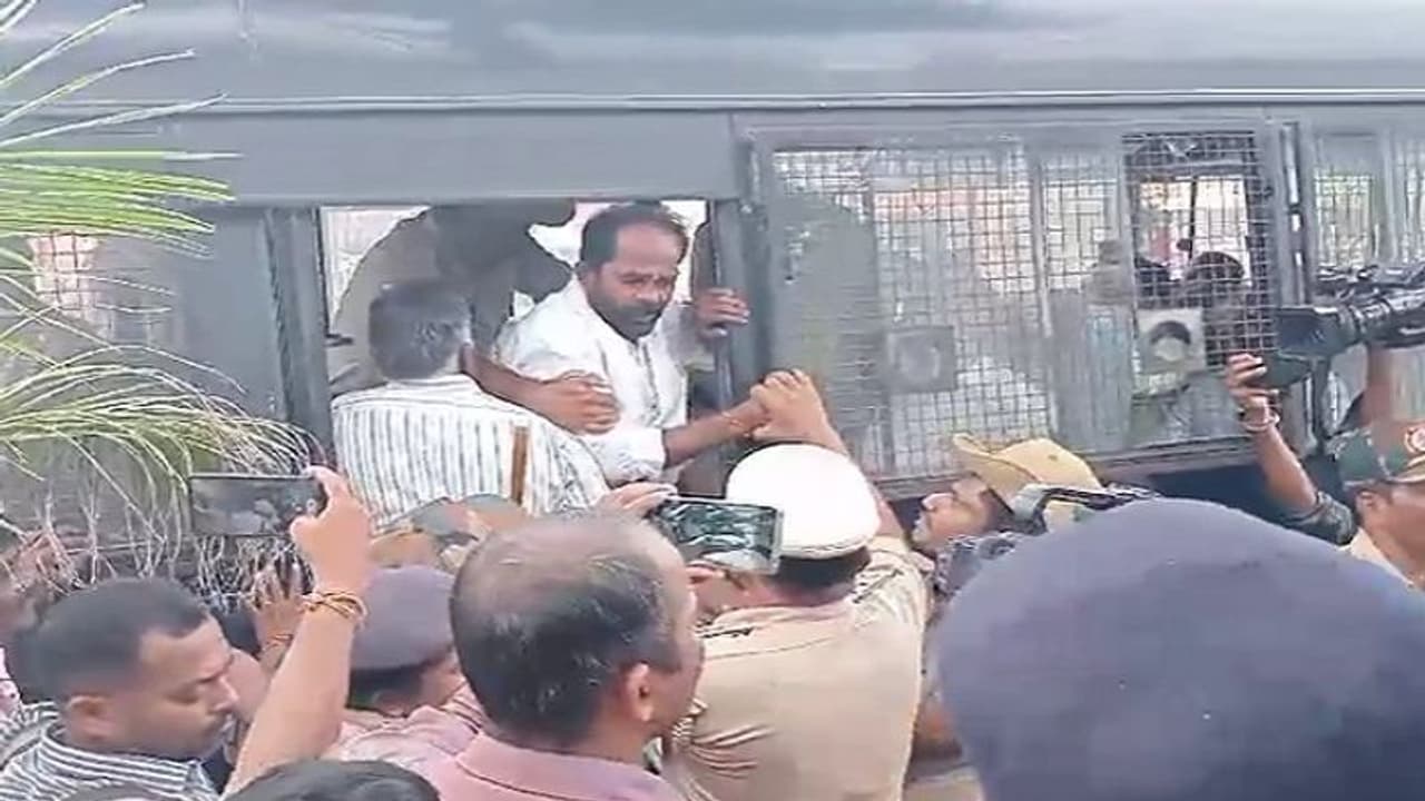 ದಾವಣಗೆರೆ: ಮುಂದುವರಿದ ಭದ್ರಾ ಅಚ್ಚುಕಟ್ಟು ಪ್ರದೇಶದ ರೈತರ ಹೋರಾಟ, 35 ಕ್ಕೂ ಹೆಚ್ಚು ರೈತರ ಬಂಧನ ದಾವಣಗೆರೆ: ಮುಂದುವರಿದ ಭದ್ರಾ ಅಚ್ಚುಕಟ್ಟು ಪ್ರದೇಶದ ರೈತರ ಹೋರಾಟ, 35 ಕ್ಕೂ ಹೆಚ್ಚು ರೈತರ ಬಂಧನ