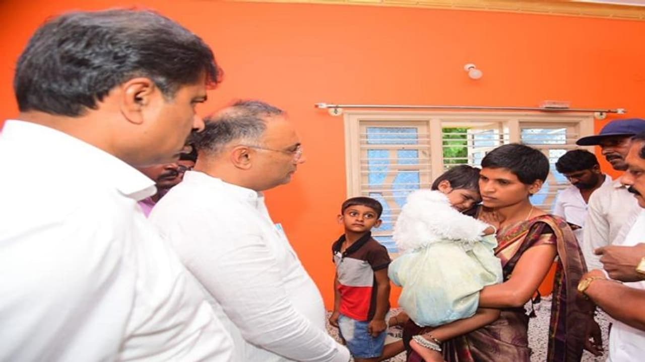 ಚಾಮರಾಜನಗರ: ಸುವರ್ಣ ನ್ಯೂಸ್ ಇಂಪ್ಯಾಕ್ಟ್, ರೋಗಕ್ಕೆ ತುತ್ತಾದ ಮಕ್ಕಳ ಭೇಟಿಯಾದ ಸಚಿವ ಗುಂಡೂರಾವ್