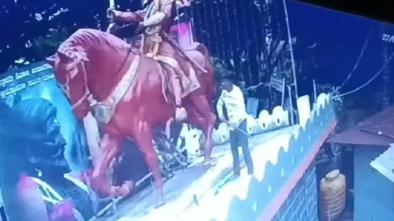 ಉತ್ತರಕನ್ನಡ: ಕುಡಿದ ಮತ್ತಿನಲ್ಲಿ ಶಿವಾಜಿ ಮೂರ್ತಿಗೆ ಹಾನಿ, ಓರ್ವನ ಬಂಧನ ಉತ್ತರಕನ್ನಡ: ಕುಡಿದ ಮತ್ತಿನಲ್ಲಿ ಶಿವಾಜಿ ಮೂರ್ತಿಗೆ ಹಾನಿ, ಓರ್ವನ ಬಂಧನ