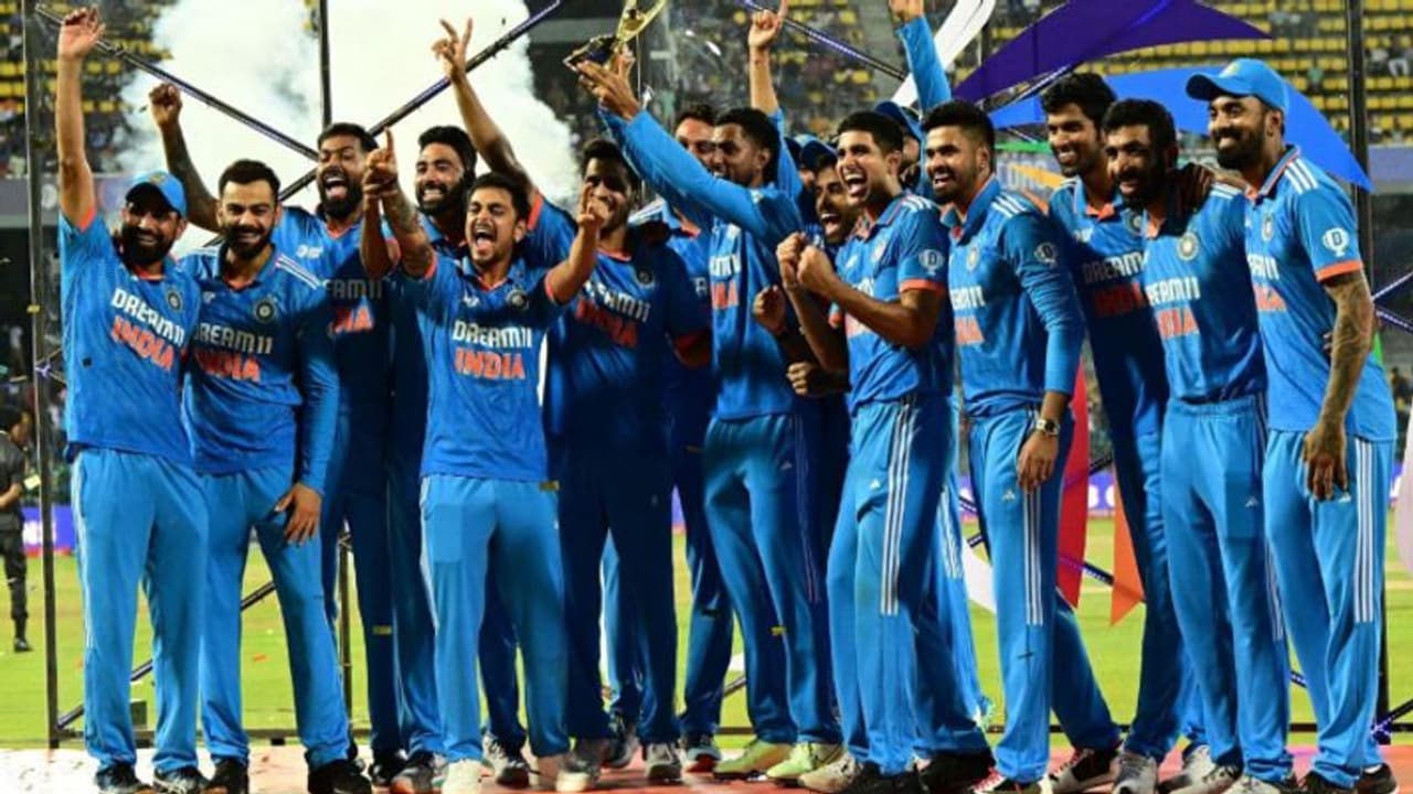 புதிய சாதனை படைத்த முதல் ஆசிய அணி இந்தியா – டெஸ்ட், டி20, ஒருநாள் கிரிக்கெட் என்று அனைத்திலும் நம்பர் 1!