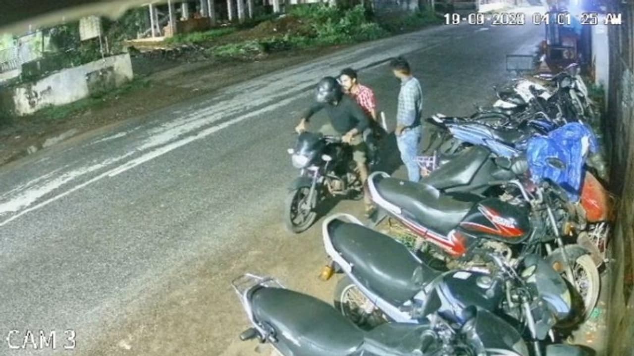 മോഷ്ടിക്കുന്നത് പൾസർ ബൈക്കുകൾ മാത്രം, കുടുങ്ങിയപ്പോൾ പൊലീസുകാരനെയും കുത്തി; 19 കാരന്റെ പേരിലുള്ളത് 21 കേസുകൾ