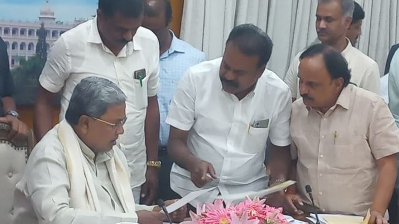 ಸಿಎಂ ಸಿದ್ದರಾಮಯ್ಯರನ್ನು ಭೇಟಿ ಮಾಡಿದ ಶಾಸಕ ಎಚ್.ವಿ.ವೆಂಕಟೇಶ್ ಸಿಎಂ ಸಿದ್ದರಾಮಯ್ಯರನ್ನು ಭೇಟಿ ಮಾಡಿದ ಶಾಸಕ ಎಚ್.ವಿ.ವೆಂಕಟೇಶ್