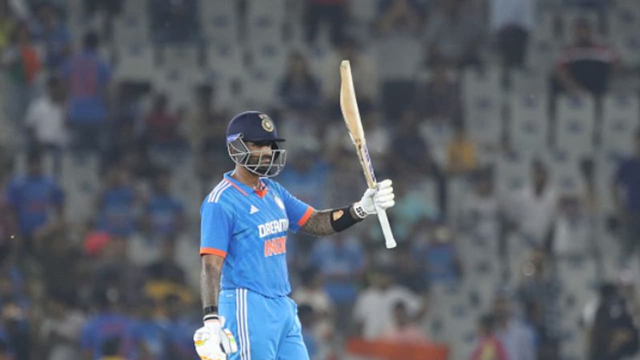 ആദ്യം ബാറ്റ് കൊണ്ട്, പിന്നാലെ വാക്ക് കൊണ്ട്; വിമര്ശകരുടെ വായടപ്പിച്ച് സൂര്യകുമാര് യാദവ് ആദ്യം ബാറ്റ് കൊണ്ട്, പിന്നാലെ വാക്ക് കൊണ്ട്; വിമര്ശകരുടെ വായടപ്പിച്ച് സൂര്യകുമാര് യാദവ്