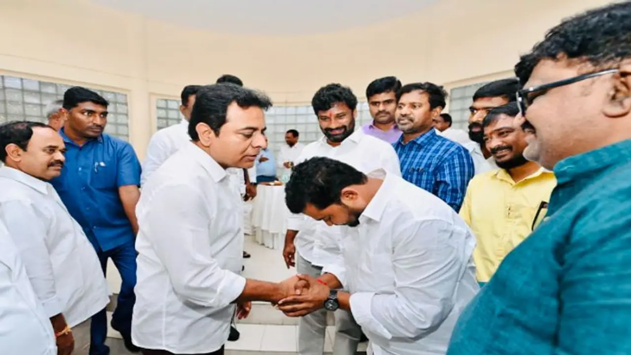 వైఎస్ షర్మిలకు షాక్.. బీఆర్ఎస్లో చేరనున్న ఏపూరి సోమన్న.. వైఎస్ షర్మిలకు షాక్.. బీఆర్ఎస్లో చేరనున్న ఏపూరి సోమన్న..