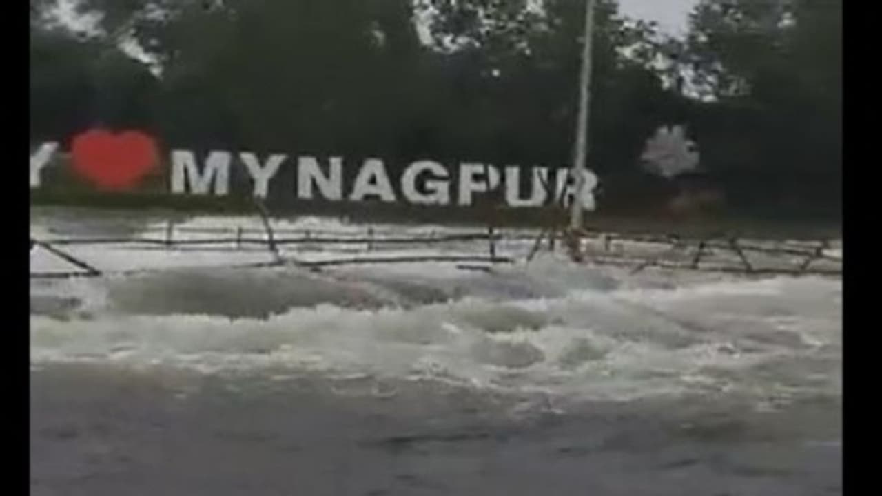 అర్ధరాత్రి భారీ వర్షం.. జలమయమైన నాగ్ పూర్ సిటీ.. సహాయక చర్యల కోసం రంగంలోకి కేంద్ర బలగాలు అర్ధరాత్రి భారీ వర్షం.. జలమయమైన నాగ్ పూర్ సిటీ.. సహాయక చర్యల కోసం రంగంలోకి కేంద్ర బలగాలు