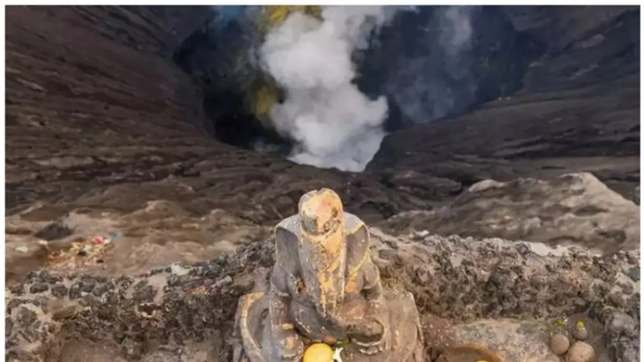 ഇന്ത്യോനേഷ്യയിലെ അഗ്നിപര്‍വ്വതത്തിന് മുകളില്‍ 700 വര്‍ഷം പഴക്കമുള്ള ഗണേശ വിഗ്രഹം; നിത്യപൂജകളോടെ ! 