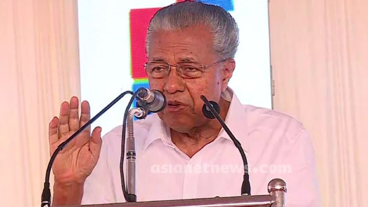 'ഇരുമെയ്യെങ്കിലും നമ്മളൊന്നല്ലേ എന്ന പോലെ, ബിജെപിയെ എതിർക്കാൻ കോൺഗ്രസ്‌ അറച്ചു നിൽക്കുന്നതെന്തിന്' ? പിണറായി