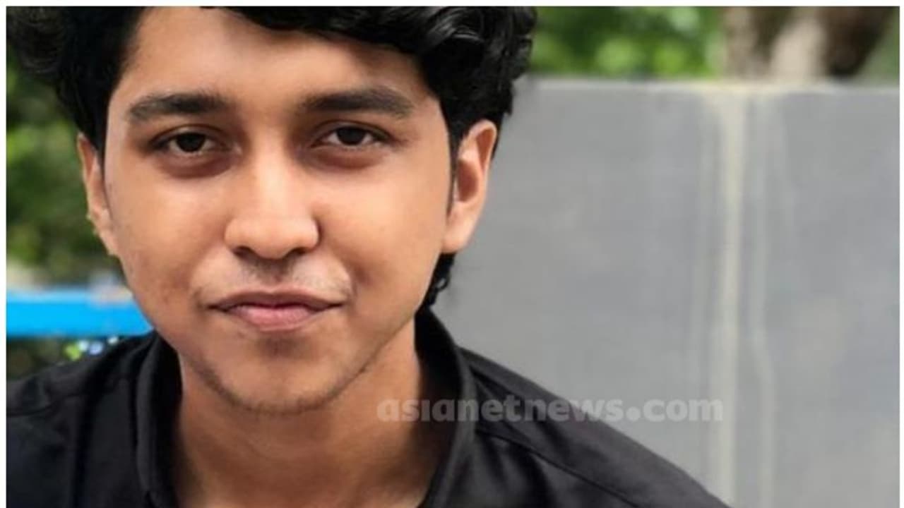 ഫുട്ബോൾ കളിക്കുന്നതിനിടെ വിദ്യാർത്ഥി കുഴഞ്ഞ് വീണ് മരിച്ചു ഫുട്ബോൾ കളിക്കുന്നതിനിടെ വിദ്യാർത്ഥി കുഴഞ്ഞ് വീണ് മരിച്ചു