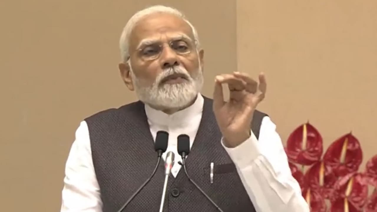 ரோஜ்கர் மேளாவில் 51 ஆயிரம் பேருக்கு பணி நியமன ஆணை வழங்கிய பிரதமர் மோடி! ரோஜ்கர் மேளாவில் 51 ஆயிரம் பேருக்கு பணி நியமன ஆணை வழங்கிய பிரதமர் மோடி!