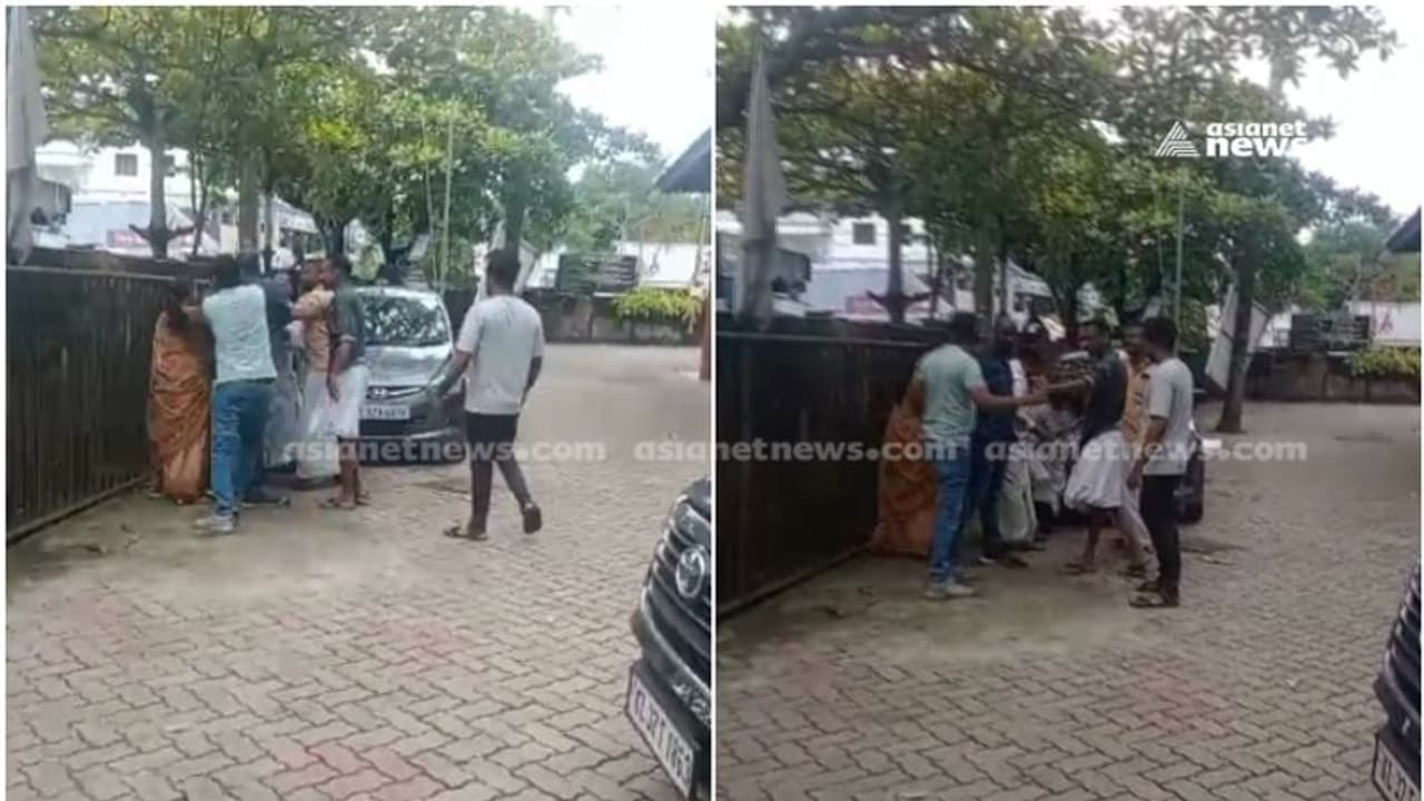 കോടതി വളപ്പിൽ വിവാഹ മോചന കേസിനെത്തിയ കുടുംബങ്ങൾ തമ്മിലെ കയ്യാങ്കളി; യുവതിക്കെതിരെയും കേസ് കോടതി വളപ്പിൽ വിവാഹ മോചന കേസിനെത്തിയ കുടുംബങ്ങൾ തമ്മിലെ കയ്യാങ്കളി; യുവതിക്കെതിരെയും കേസ്