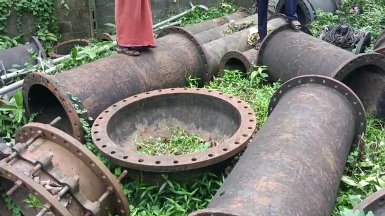 കോടികളുടെ സര്ക്കാര് സാമഗ്രികള് സ്വകാര്യ ഭൂമിയില് നശിക്കുന്നു, വീടു നിര്മിക്കാനാകാതെ സ്ഥലമുടമ വെട്ടില് കോടികളുടെ സര്ക്കാര് സാമഗ്രികള് സ്വകാര്യ ഭൂമിയില് നശിക്കുന്നു, വീടു നിര്മിക്കാനാകാതെ സ്ഥലമുടമ വെട്ടില്