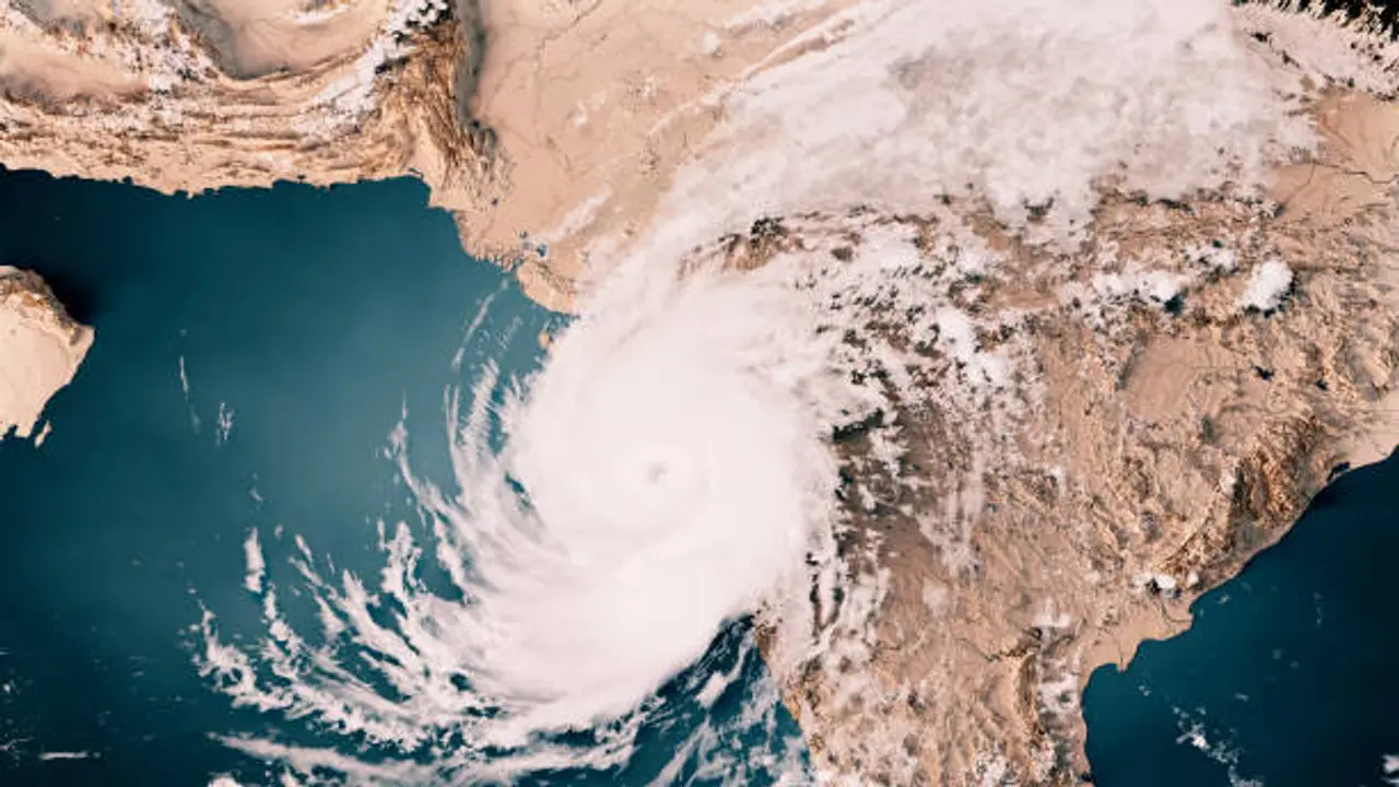 తీవ్ర తుఫాన్ గా మారిన హమూన్: ఏడు రాష్ట్రాల్లో వర్షాలు తీవ్ర తుఫాన్ గా మారిన హమూన్: ఏడు రాష్ట్రాల్లో వర్షాలు