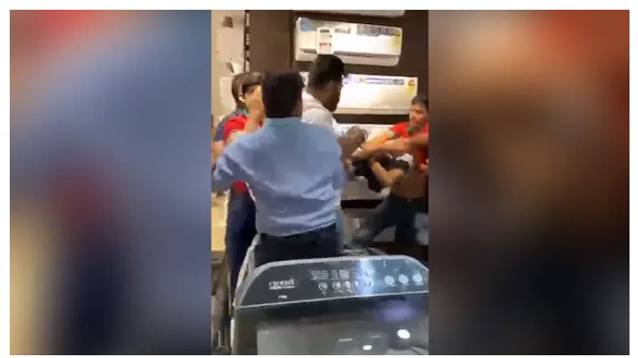 ഐ ഫോൺ ഡെലിവറി വൈകുമെന്ന് പറഞ്ഞു, കലിയിളകി കലിപ്പന്മാർ, ജീവനക്കാരെ പൊതിരെ തല്ലി! ഐ ഫോൺ ഡെലിവറി വൈകുമെന്ന് പറഞ്ഞു, കലിയിളകി കലിപ്പന്മാർ, ജീവനക്കാരെ പൊതിരെ തല്ലി!