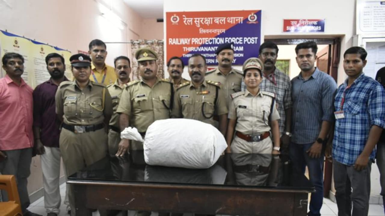 വന്ദേഭാരത് ഉദ്ഘാടനം; സ്റ്റേഷൻ നിറയെ ആർപിഎഫുകാർ, പ്ലാറ്റ്ഫോം സ്റ്റെപ്പിനടിയിൽ ഒളിപ്പച്ചത് ലക്ഷങ്ങളുടെ മൊതല്! വന്ദേഭാരത് ഉദ്ഘാടനം; സ്റ്റേഷൻ നിറയെ ആർപിഎഫുകാർ, പ്ലാറ്റ്ഫോം സ്റ്റെപ്പിനടിയിൽ ഒളിപ്പച്ചത് ലക്ഷങ്ങളുടെ മൊതല്!