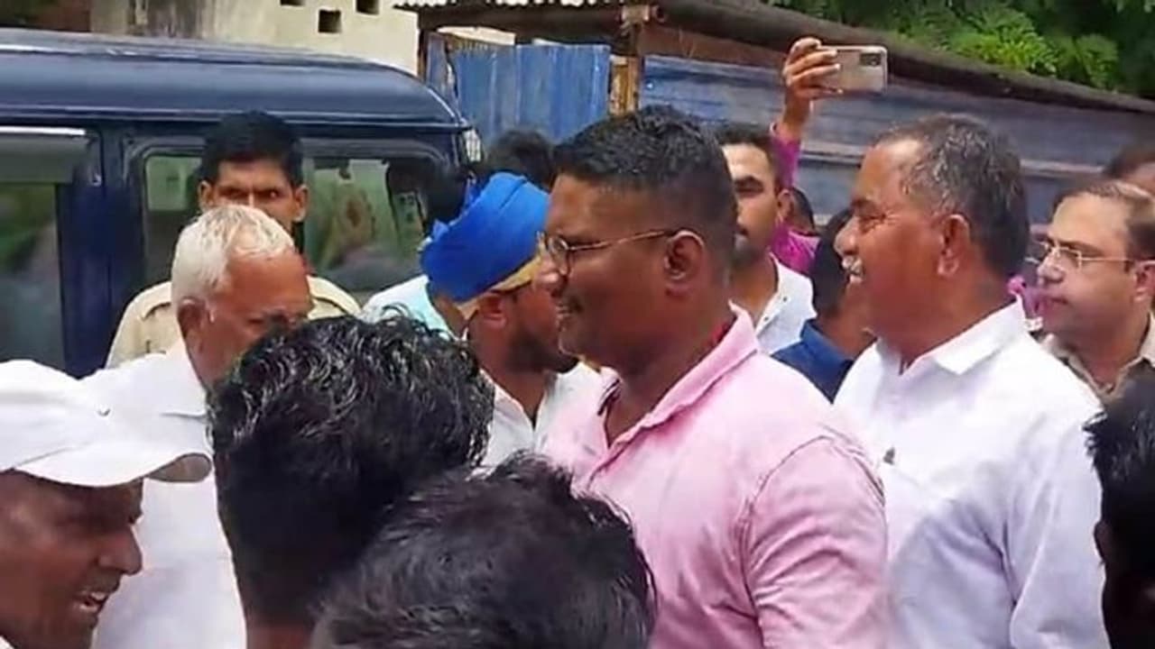 ಖಾನಾಪುರ ಶಾಸಕ ವಿಠ್ಠಲ ಹಲಗೇಕರ ಸ್ವಗ್ರಾಮದಲ್ಲಿ ಕಲ್ಲು ತೂರಾಟ: ಲಾಠಿ ಚಾರ್ಜ್ ಖಾನಾಪುರ ಶಾಸಕ ವಿಠ್ಠಲ ಹಲಗೇಕರ ಸ್ವಗ್ರಾಮದಲ್ಲಿ ಕಲ್ಲು ತೂರಾಟ: ಲಾಠಿ ಚಾರ್ಜ್