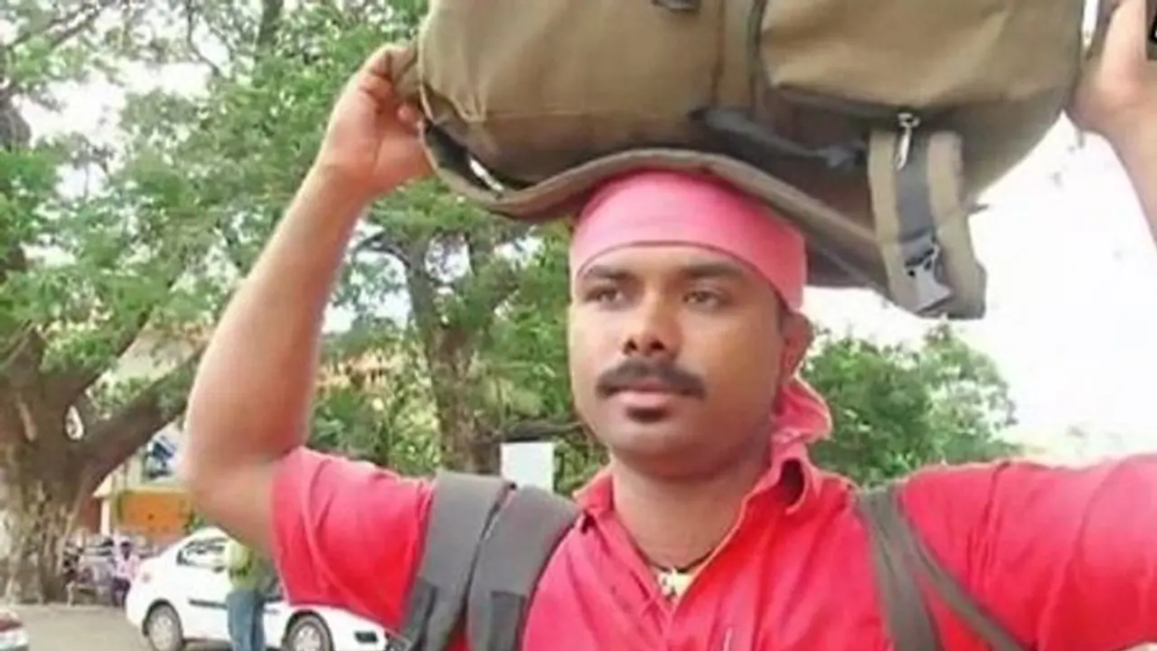 रेलवे स्टेशन पर लोगों का बोझ उठाने वाला कुली नंबर 343 कैसे बन गया IAS