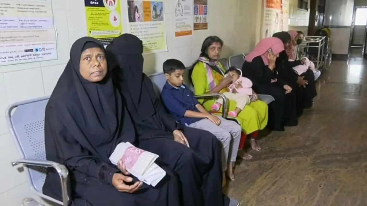 ಕೊಡಗು: ಎಂಬಿಬಿಎಸ್ ವಿದ್ಯಾರ್ಥಿಗಳಿಂದ ಚಿಕಿತ್ಸೆ, ರೋಗಿಗಳೇನು ಪ್ರಯೋಗಾಲದ ವಸ್ತುಗಳೇ ಎಂದ ಸಾರ್ವಜನಿಕರು ಕೊಡಗು: ಎಂಬಿಬಿಎಸ್ ವಿದ್ಯಾರ್ಥಿಗಳಿಂದ ಚಿಕಿತ್ಸೆ, ರೋಗಿಗಳೇನು ಪ್ರಯೋಗಾಲದ ವಸ್ತುಗಳೇ ಎಂದ ಸಾರ್ವಜನಿಕರು