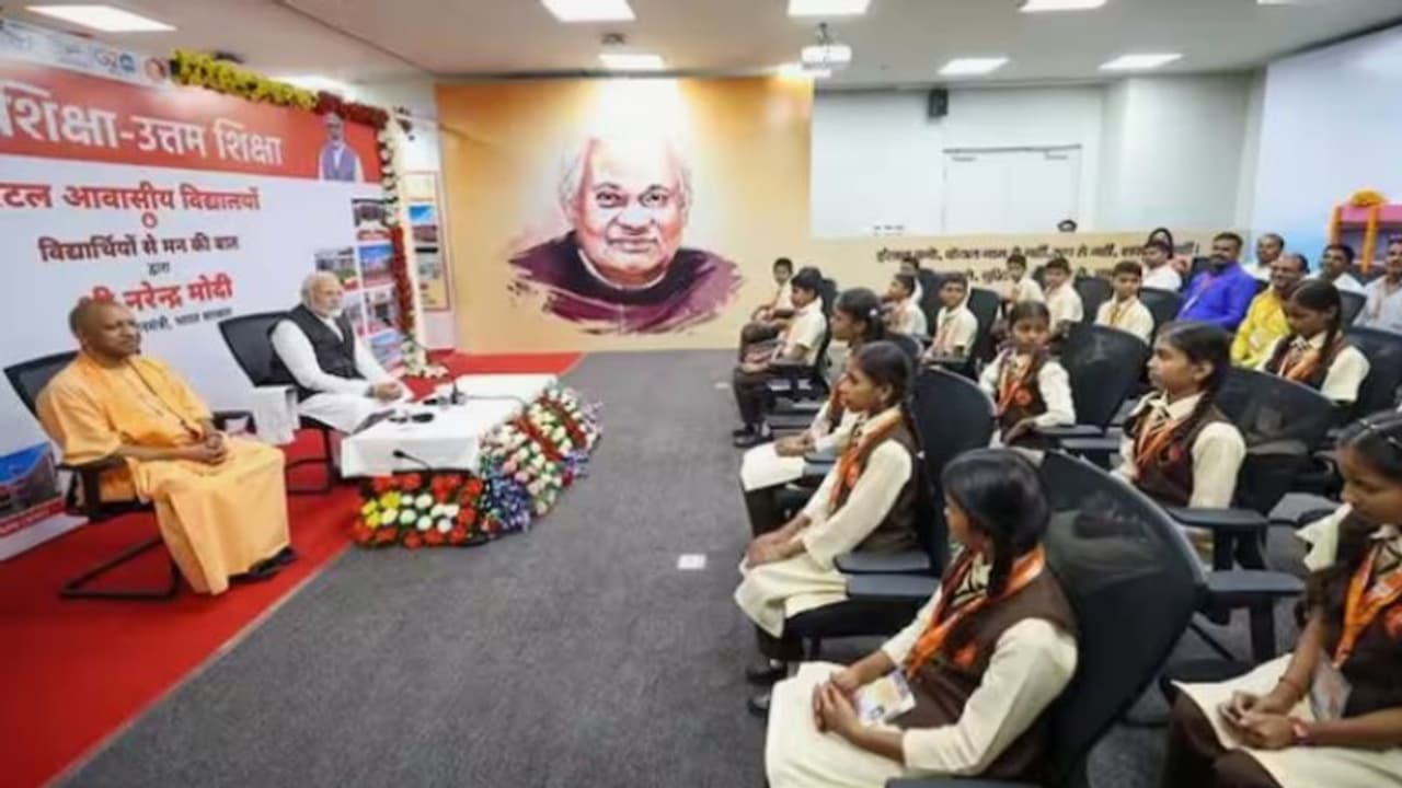 வாரணாசி.. அடல் அவாசியா பள்ளி குழந்தைகளை சந்தித்த பிரதமர் பெருமிதத்தோடு மோடி சொன்னது என்ன? வாரணாசி.. அடல் அவாசியா பள்ளி குழந்தைகளை சந்தித்த பிரதமர் பெருமிதத்தோடு மோடி சொன்னது என்ன?