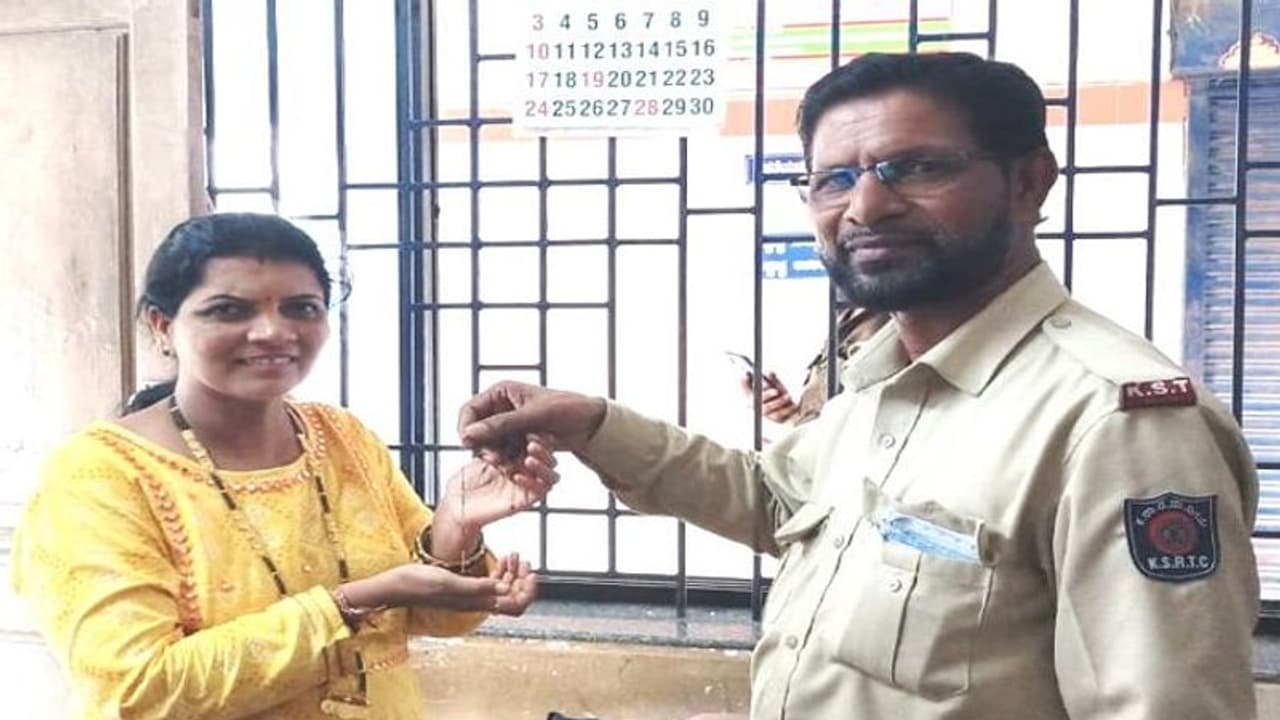 ಅಂಕೋಲಾ: ಮಾಂಗಲ್ಯ ಸರ ಹಿಂದಿರುಗಿಸಿ ಪ್ರಾಮಾಣಿಕತೆ ಮೆರೆದ ನಿರ್ವಾಹಕ ಅಂಕೋಲಾ: ಮಾಂಗಲ್ಯ ಸರ ಹಿಂದಿರುಗಿಸಿ ಪ್ರಾಮಾಣಿಕತೆ ಮೆರೆದ ನಿರ್ವಾಹಕ