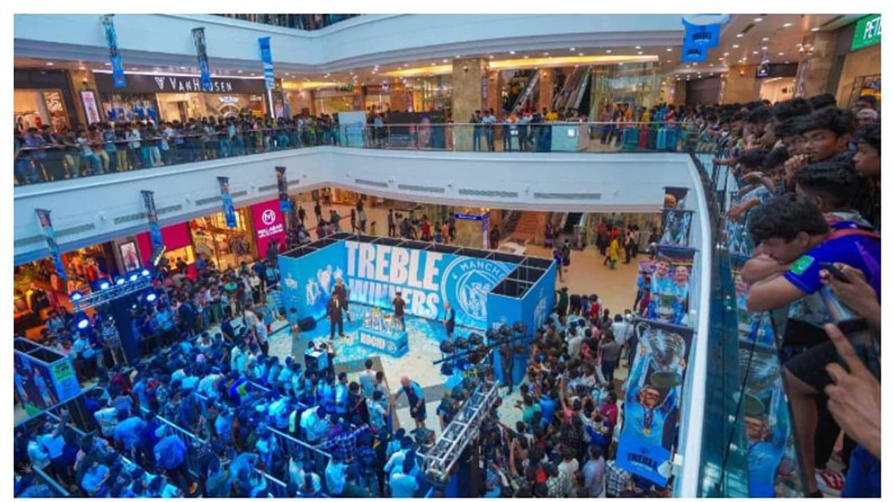 ലുലുമാളിനെ ത്രസിപ്പിച്ച് മാഞ്ചസ്റ്റർ സിറ്റിയുടെ നാല് കിരീടങ്ങൾ എത്തി, ഒഴുകിയെത്തിയത് ആയിരങ്ങൾ, അണപൊട്ടി ആഘോഷം