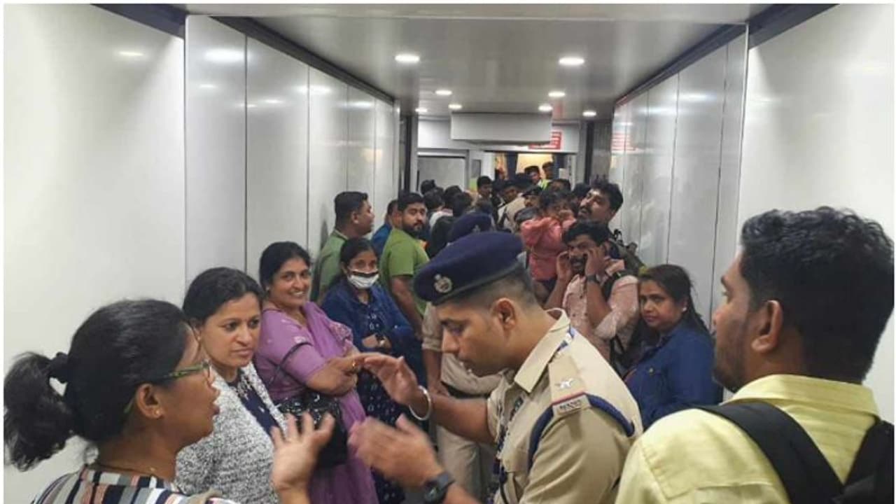 വിമാനത്തിന്റെ വാതിലിന് തകരാർ; സൗദി എയർ ലൈൻസിൽ നിന്ന് യാത്രക്കാരെ ഇറക്കി വിമാനത്തിന്റെ വാതിലിന് തകരാർ; സൗദി എയർ ലൈൻസിൽ നിന്ന് യാത്രക്കാരെ ഇറക്കി