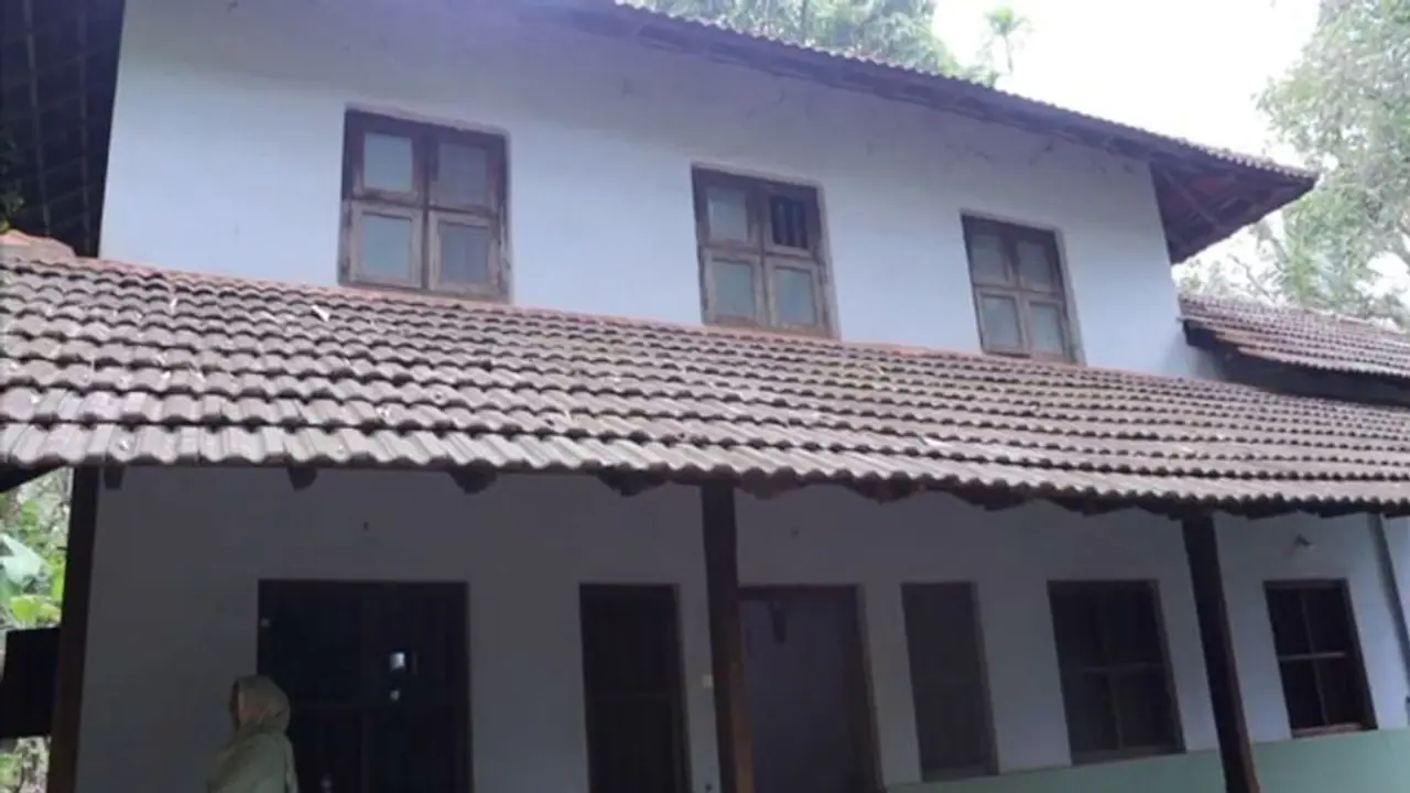 ലക്ഷങ്ങൾ വിലവരുന്ന സ്വർണം കാണാനില്ല, അരിച്ച് പെറുക്കി പൊലീസ്, അന്വേഷണത്തിനിടെ പൊലീസിനെ ഞെട്ടിച്ച് പരാതിക്കാരി ലക്ഷങ്ങൾ വിലവരുന്ന സ്വർണം കാണാനില്ല, അരിച്ച് പെറുക്കി പൊലീസ്, അന്വേഷണത്തിനിടെ പൊലീസിനെ ഞെട്ടിച്ച് പരാതിക്കാരി