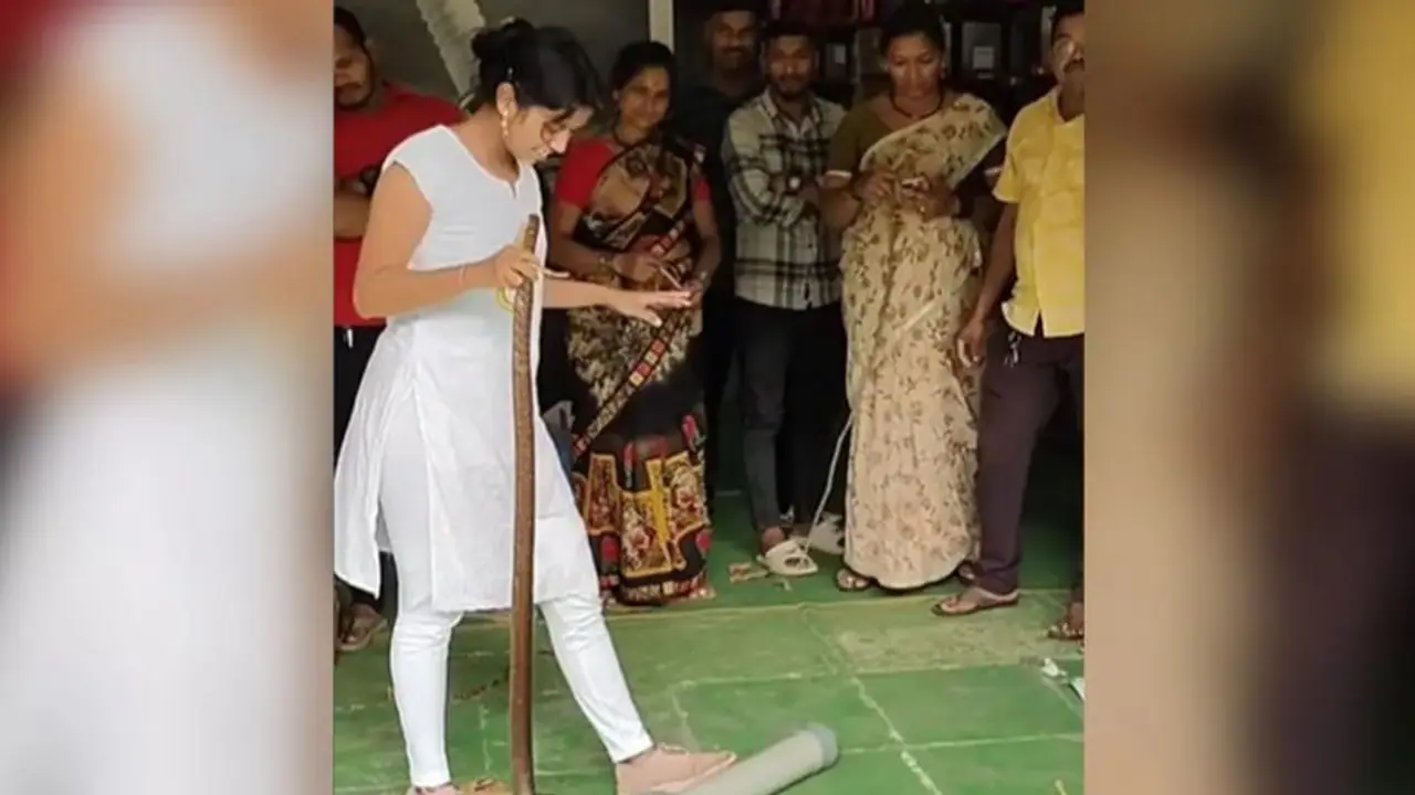WATCH: Brave woman's daring snake rescue in Kolhapur store amazes internet users; video goes viral WATCH: Brave woman's daring snake rescue in Kolhapur store amazes internet users; video goes viral