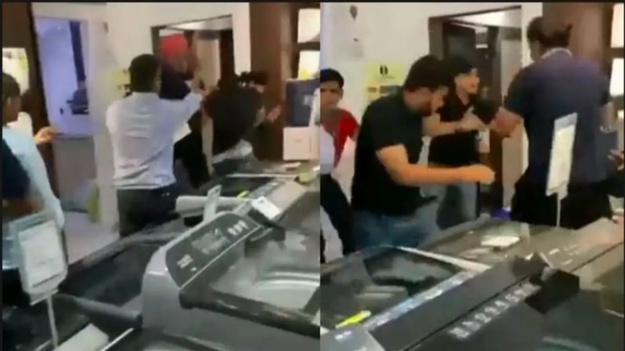 ಐಫೋನ್ 15 ವಿತರಣೆ ತಡ: ಗ್ರಾಹಕರಿಂದ ಐಫೋನ್ ಸ್ಟೋರ್ ಸಿಬ್ಬಂದಿಗೆ ಥಳಿತ! ಐಫೋನ್ 15 ವಿತರಣೆ ತಡ: ಗ್ರಾಹಕರಿಂದ ಐಫೋನ್ ಸ್ಟೋರ್ ಸಿಬ್ಬಂದಿಗೆ ಥಳಿತ!