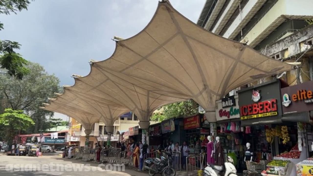 വവ്വാൽ ഷെഡ്! ബസ് സ്റ്റോപ്പിനായി മുൻ ഇടത് എംപിയുടെ ഫണ്ടിൽ നിന്ന് ലീഗ് നേതാവിന് കിട്ടിയത് 40 ലക്ഷം