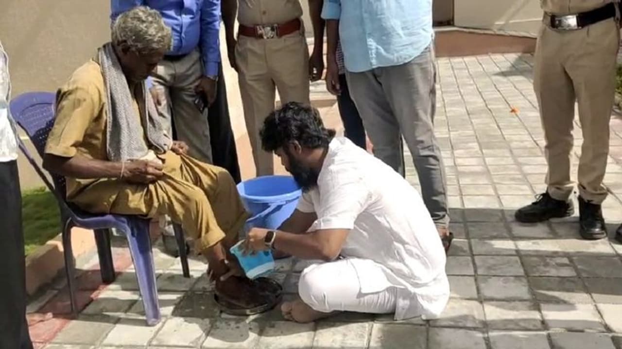 Chikkaballapur: ಪೌರಕಾರ್ಮಿಕರ ಪಾದ ಪೂಜೆ ಮಾಡಿದ ಶಾಸಕ ಪ್ರದೀಪ್ ಈಶ್ವರ್ Chikkaballapur: ಪೌರಕಾರ್ಮಿಕರ ಪಾದ ಪೂಜೆ ಮಾಡಿದ ಶಾಸಕ ಪ್ರದೀಪ್ ಈಶ್ವರ್