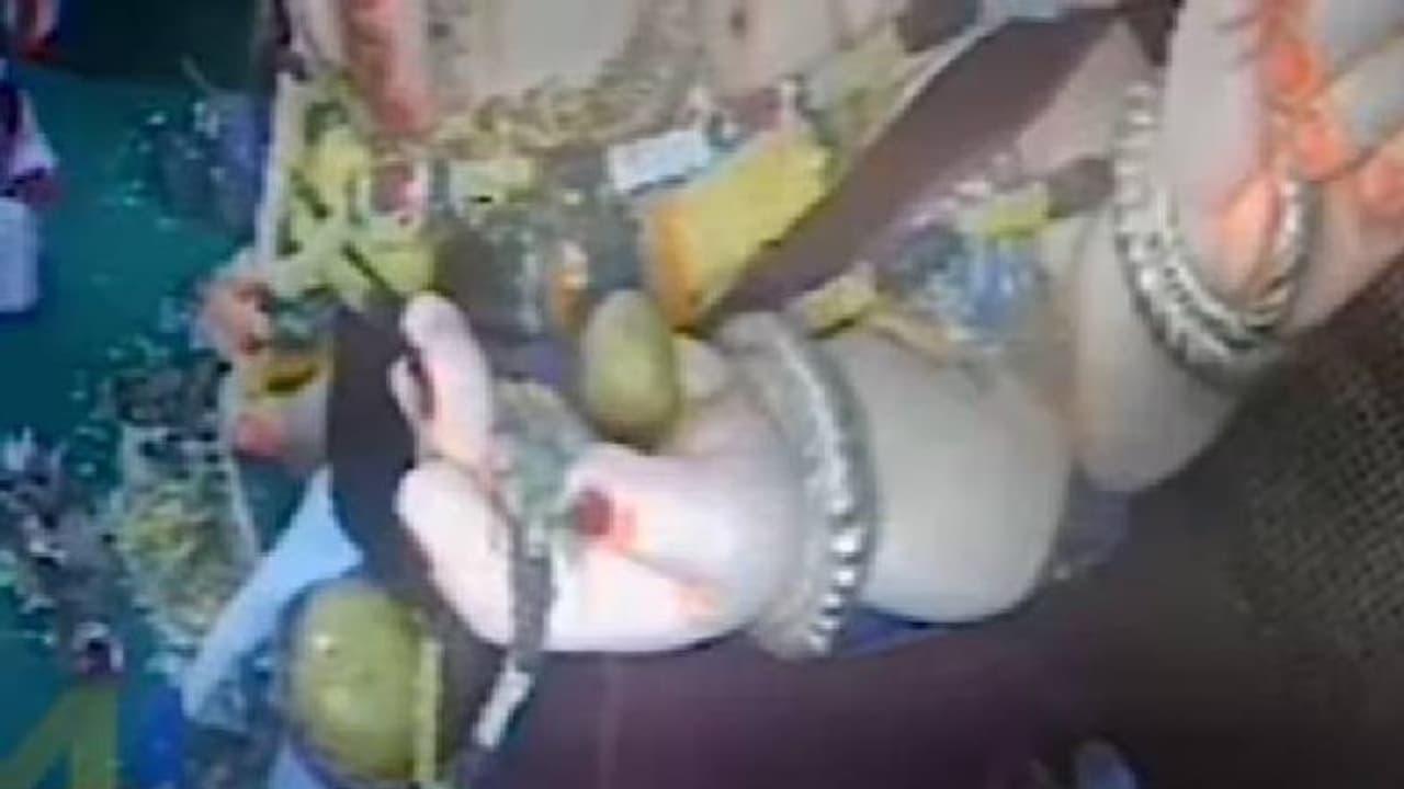 ഗണേശ ചതുർത്ഥി ആഘോഷത്തിനിടെ പന്തലിൽ നിന്ന് 11 കിലോയുടെ ലഡു മോഷ്ടിച്ചു, ദൃശ്യങ്ങൾ സിസിടിവിയിൽ 