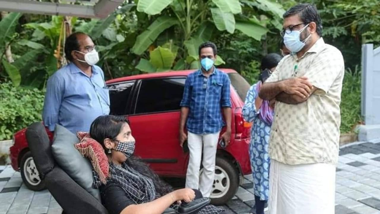 'ചക്രക്കസേരയിൽ ജീവിക്കുമ്പോഴും പലരും കാണാത്ത ലോകങ്ങൾ കണ്ടയാൾ'; ശ്രീലക്ഷ്മിയെ പരിചയപ്പെടുത്തി എംബി രാജേഷ്