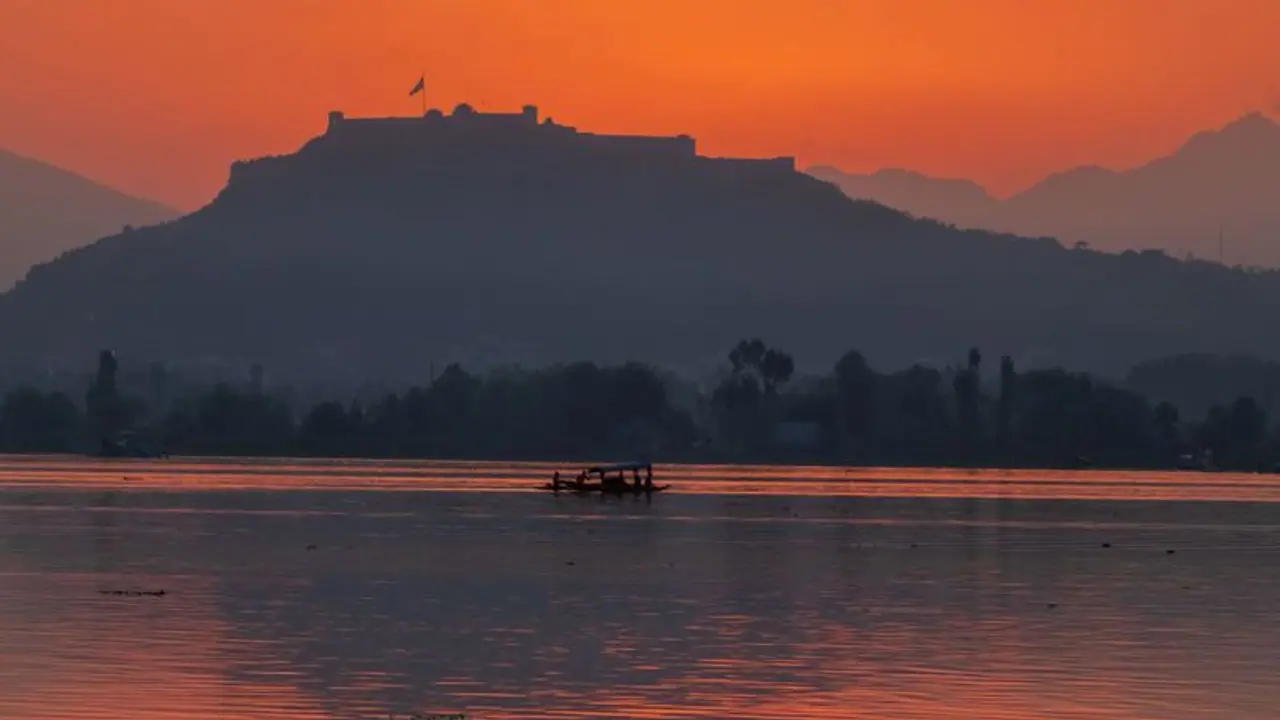 ಮೀನು ಹಿಡಿಯಲು ಹೋದ ದಂಪತಿಗೆ ಜಾಕ್‌ಪಾಟ್, ಗಾಳಕ್ಕೆ ಸಿಕ್ಕ ಬ್ಯಾಗ್‌ನಲ್ಲಿತ್ತು 83 ಲಕ್ಷ ರೂ!