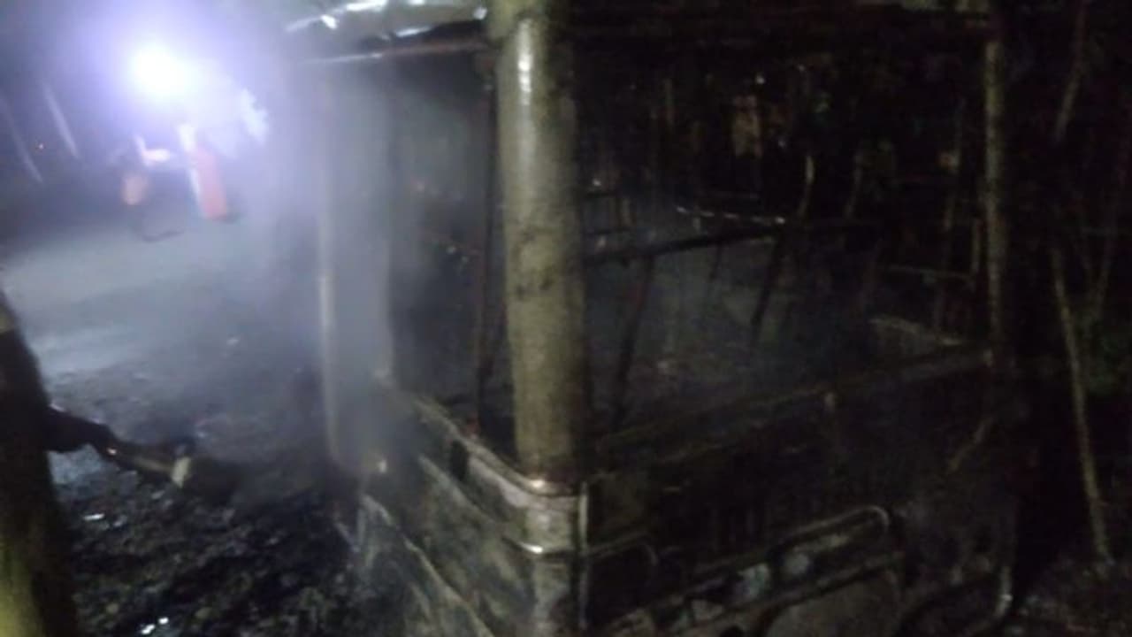 അടിപിടിക്കിടെ ഓട്ടോ കത്തിക്കുമെന്ന് ഭീഷണി, പ്രതികാരം തീർത്തപ്പോൾ കത്തിയമർന്നത് മറ്റൊരു ഓട്ടോ! അടിപിടിക്കിടെ ഓട്ടോ കത്തിക്കുമെന്ന് ഭീഷണി, പ്രതികാരം തീർത്തപ്പോൾ കത്തിയമർന്നത് മറ്റൊരു ഓട്ടോ!